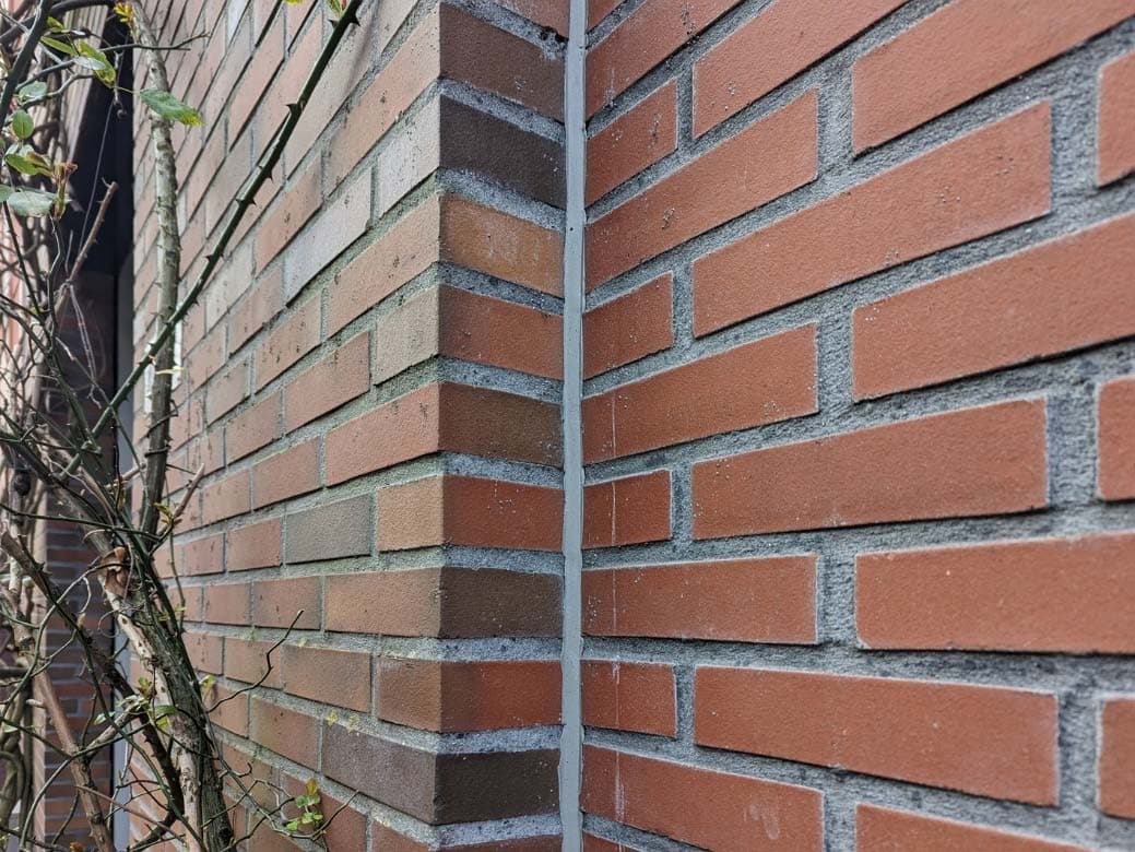 Inspectiefoto van kitvoegen metselwerk dilataties verticaal bij voorgevel