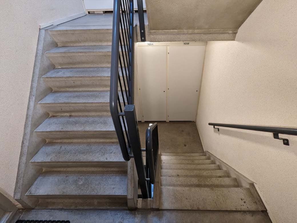 Inspectiefoto van binnentrappen en bordessen beton bij interieur (portieken)