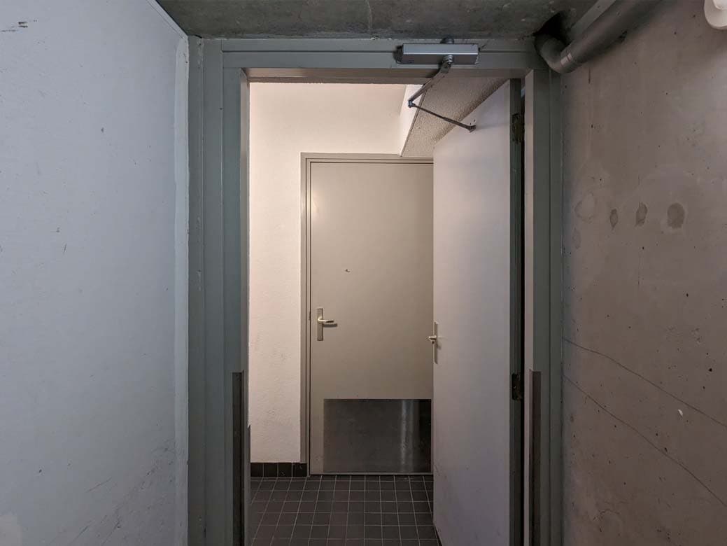 Inspectiefoto van hang- en sluitwerk houten berging deuren bij interieur (portieken)