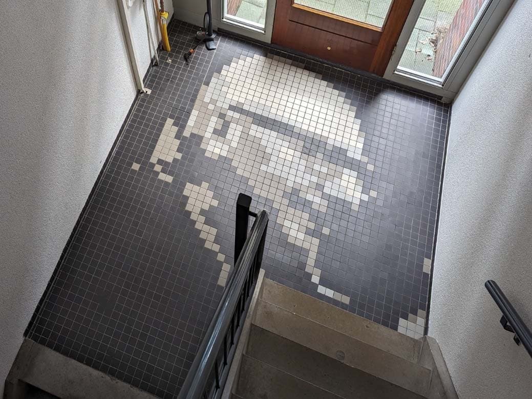 Inspectiefoto van tegelwerk mozaïektegels met kunstwerk bij interieur (portieken)