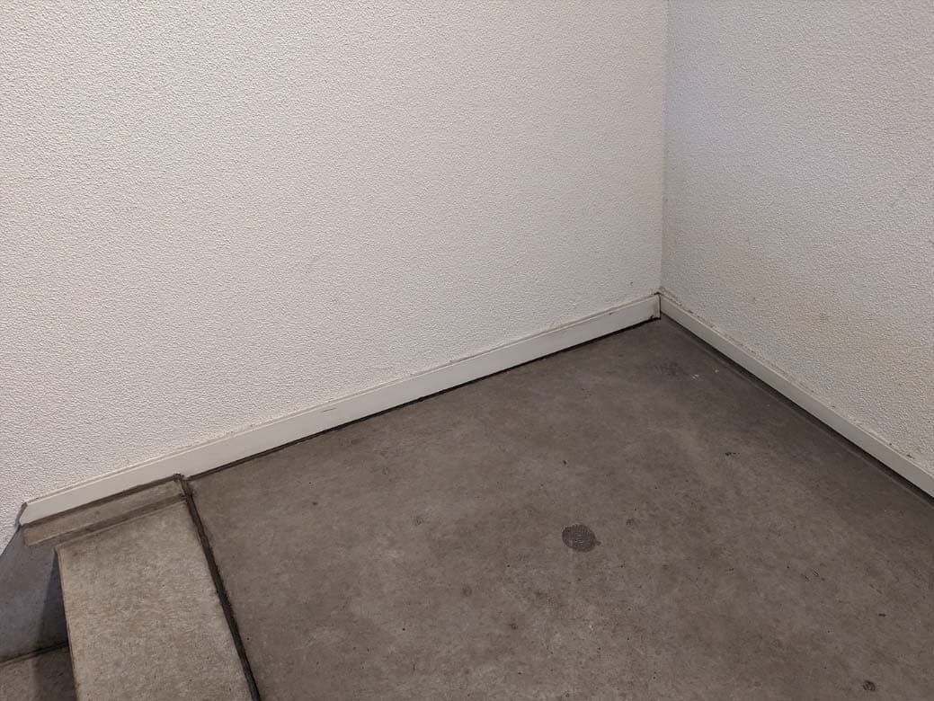 Inspectiefoto van plinten betonnen trappen en bordessen bij interieur (portieken)