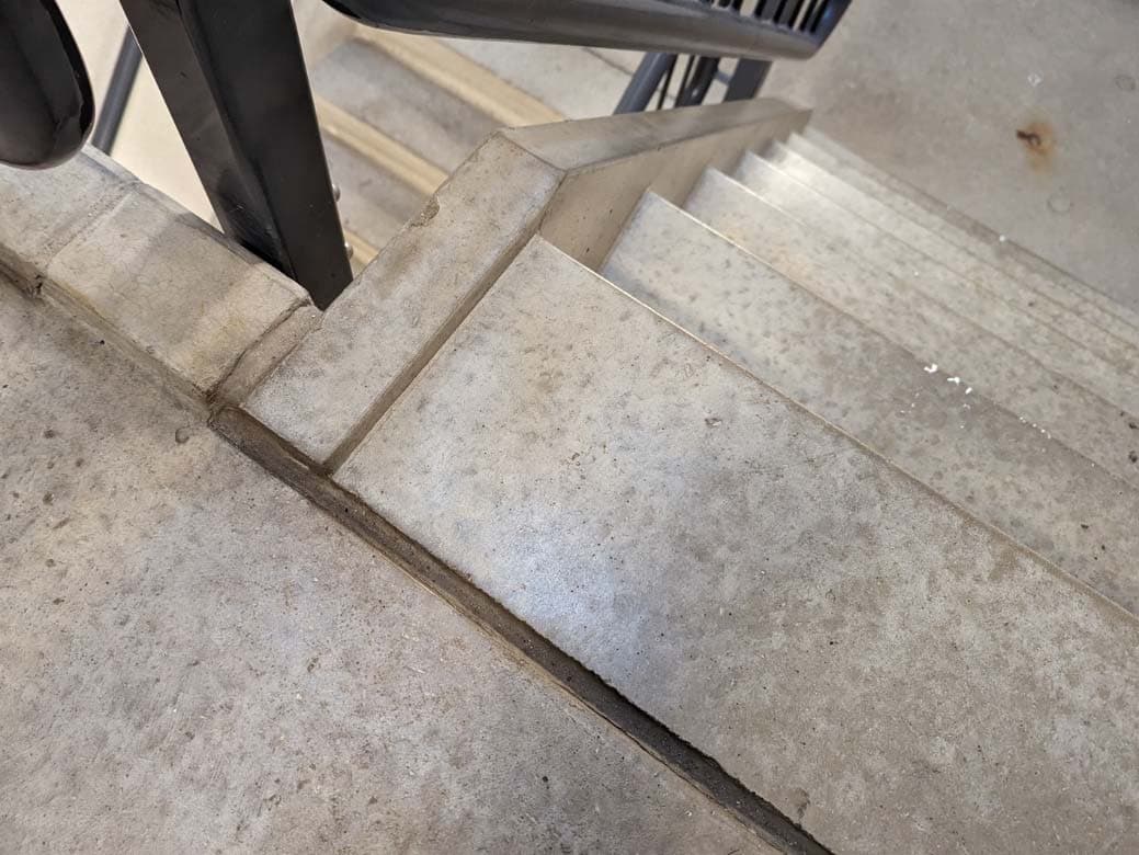 Inspectiefoto van kitvoegen betonnen trappen en bordessen bij interieur (portieken)