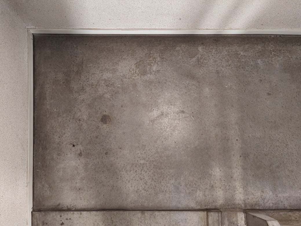 Inspectiefoto van betonnen trappen en bordessen bij interieur (portieken)