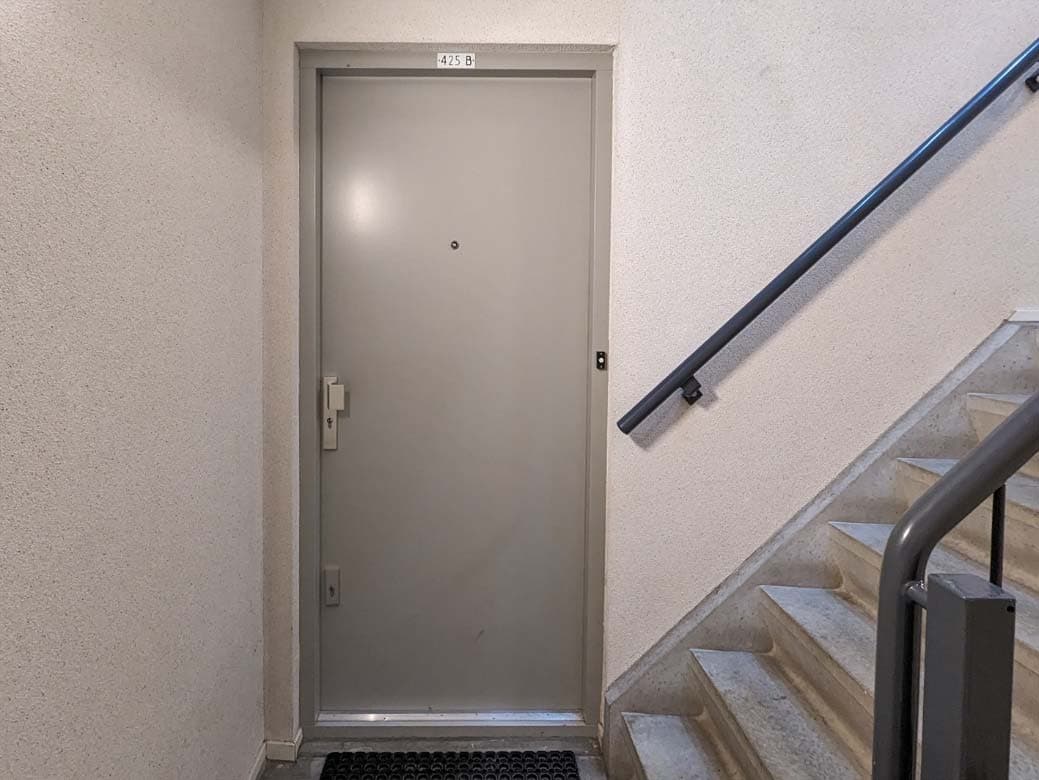 Inspectiefoto van binnenschilderwerk houten kozijnen en woningdeuren, dekkend bij interieur (portieken)