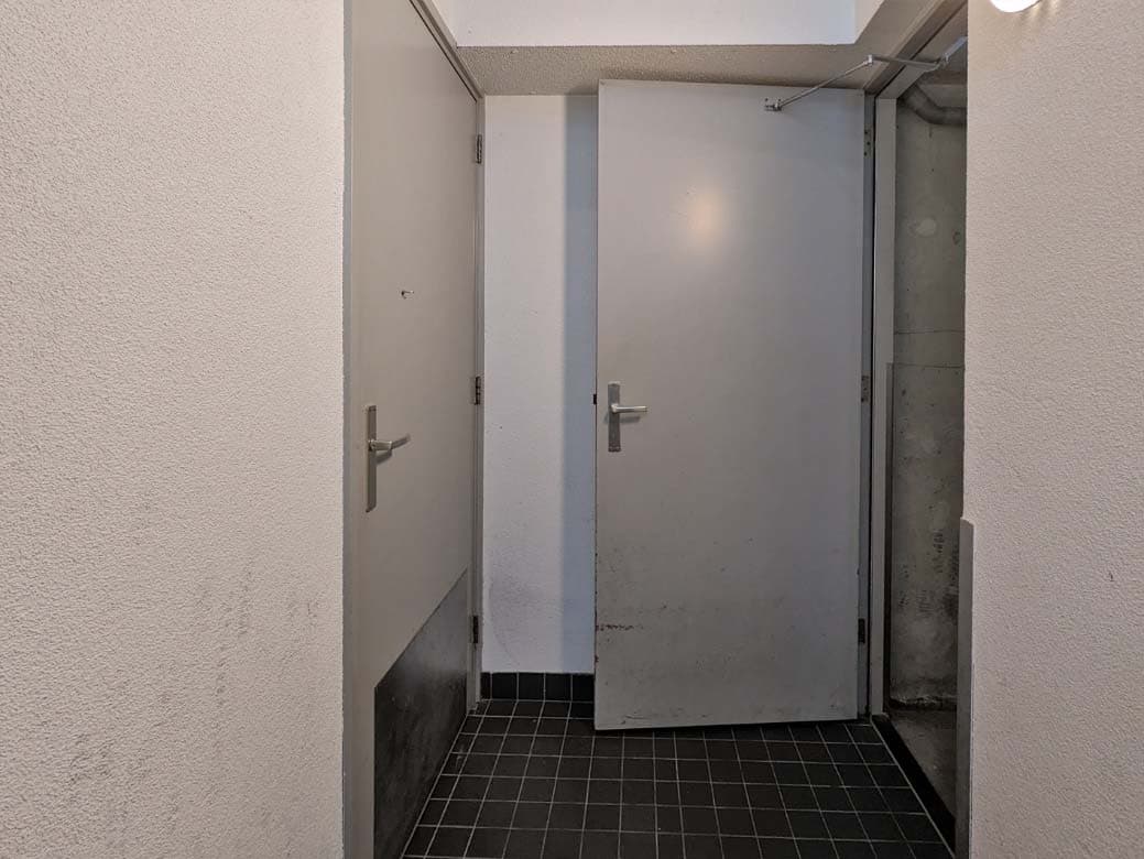 Inspectiefoto van binnenschilderwerk houten kozijnen en berging deuren, dekkend bij interieur (portieken)