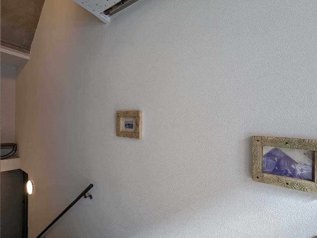 Inspectiefoto van binnenschilderwerk wanden (schelpengrit), sauswerk bij interieur (portieken)