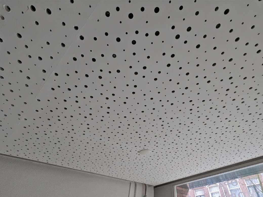 Inspectiefoto van binnenschilderwerk akoestische wanden en plafonds, sauswerk bij interieur (portieken)