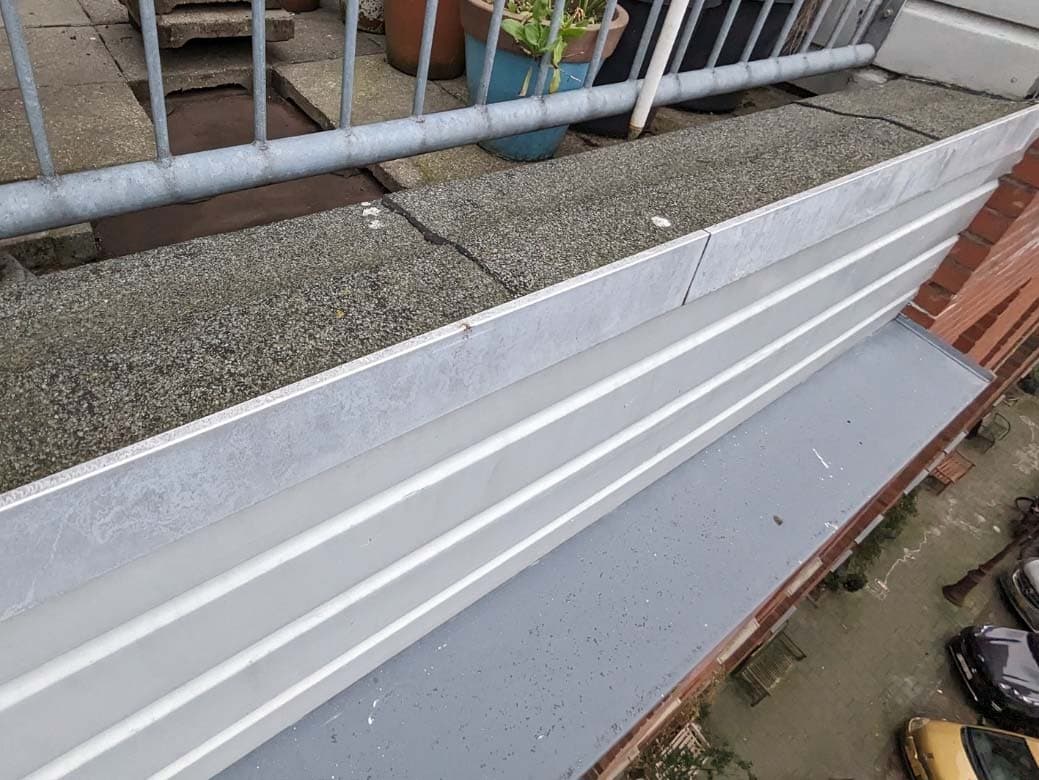 Inspectiefoto van dakrandafwerking aluminium daktrim balkons bij voorgevel (type c)