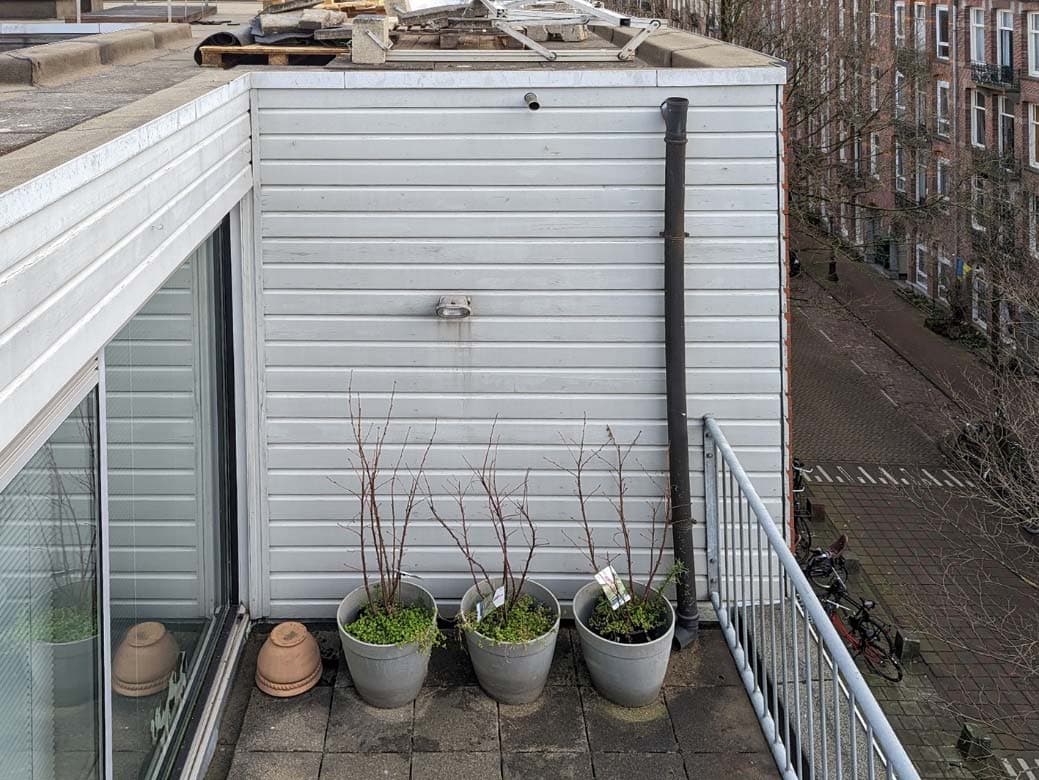 Inspectiefoto van hemelwaterafvoer kunststof balkons, met noodoverloop bij voorgevel (type c)