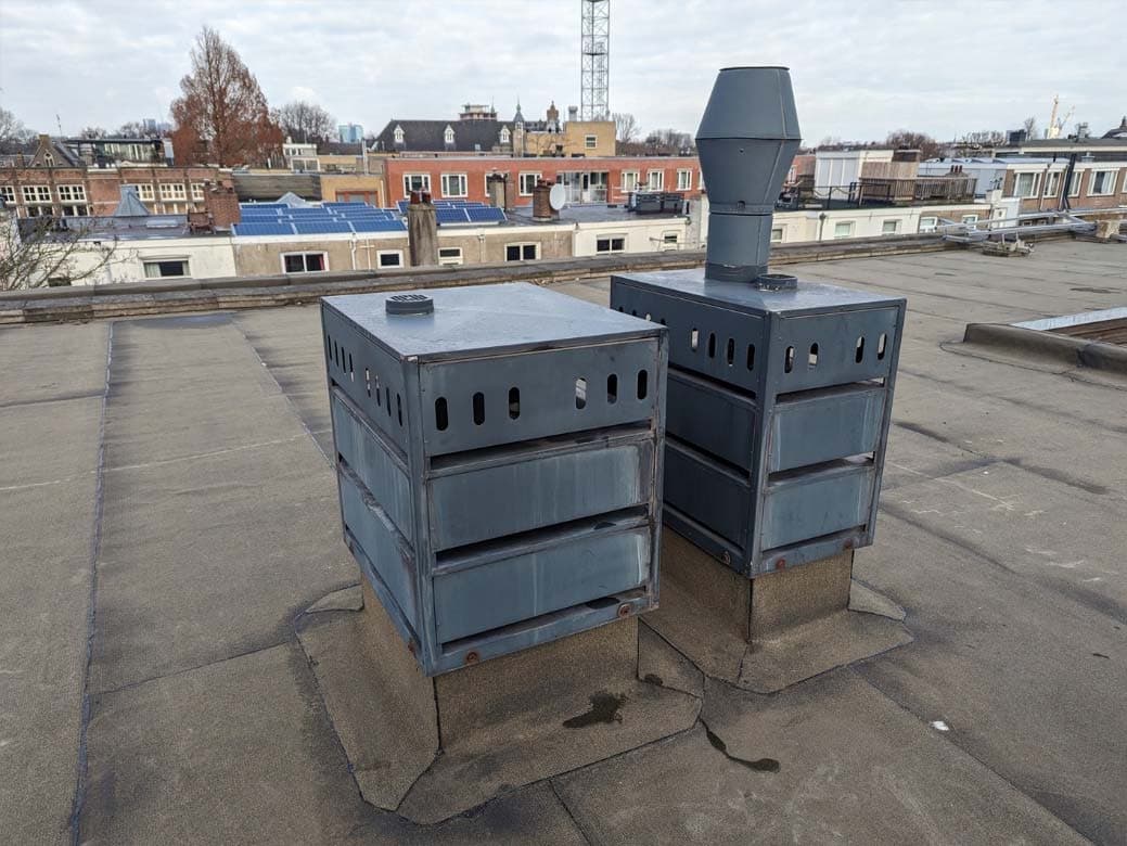 Inspectiefoto van schoorsteen verzamelkappen bij dak