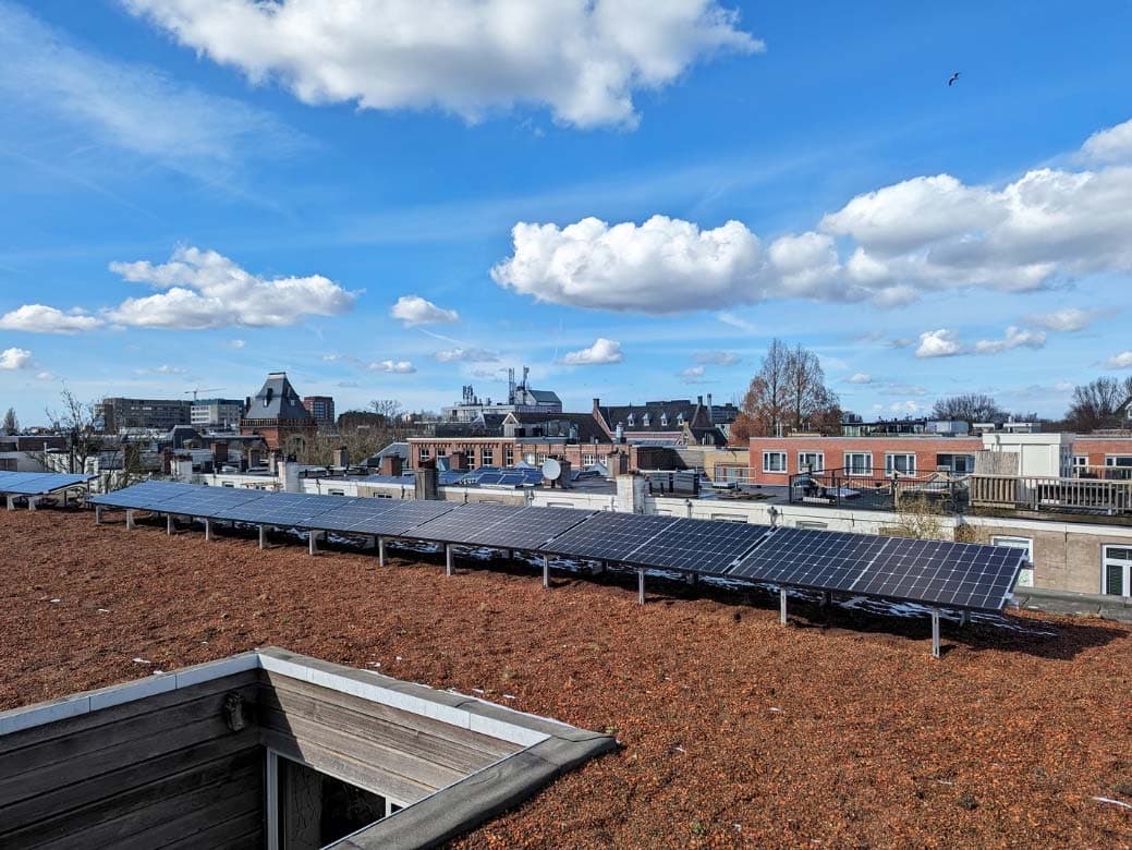 Inspectiefoto van zonnepanelen voor centrale voorzieningen bij dak
