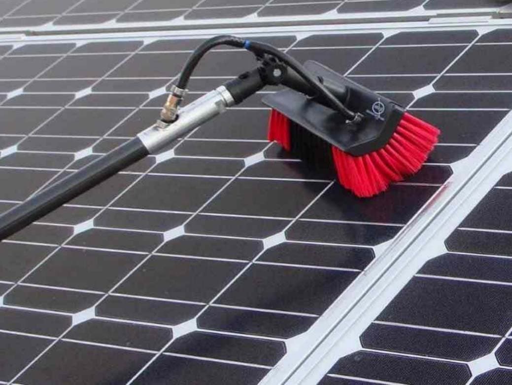 Inspectiefoto van zonnepanelen voor centrale voorzieningen bij dak