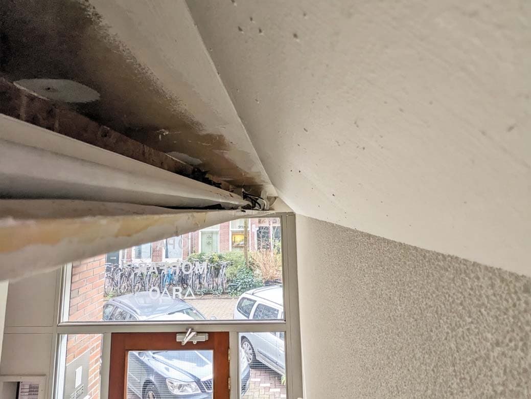 Inspectiefoto van lijnarmaturen portieken in koof plafond bij interieur (portieken)